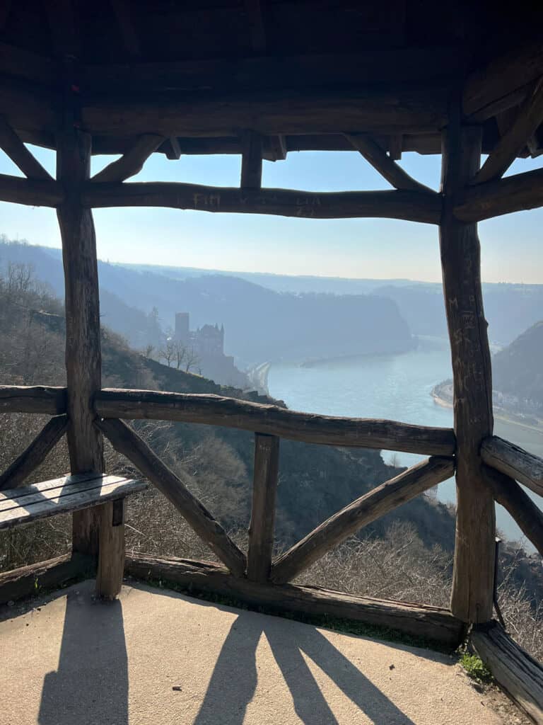 Burg Rheinfels Blick von St. Goarshausen - Walk and Wonder